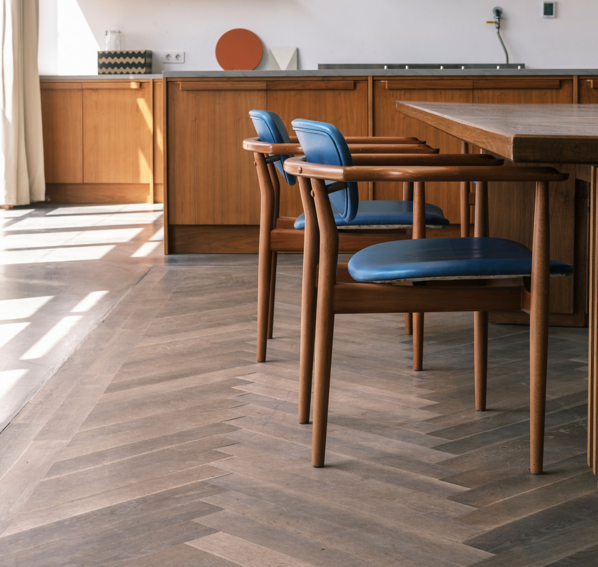 Sfeerfoto keuken met houten visgraat vloer